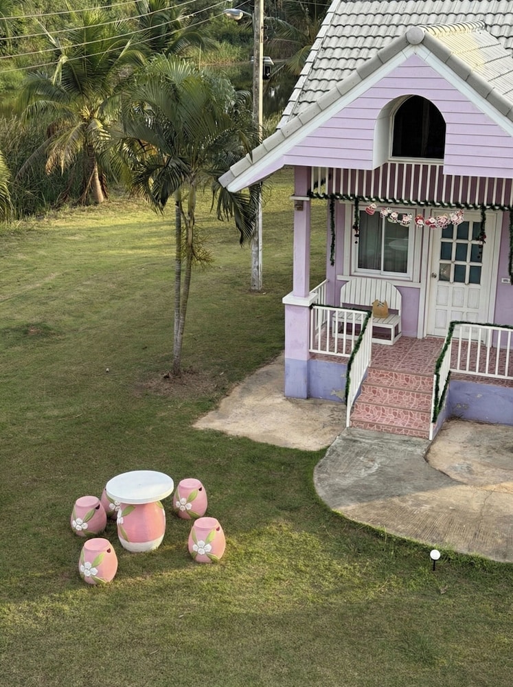 House, Multiple Beds, Patio, Garden View photo 2
