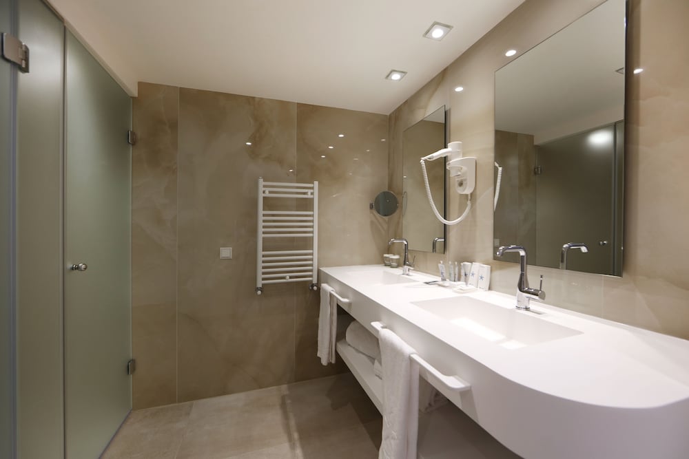 Family Room, Balcony (2 Adults And 2 Children)