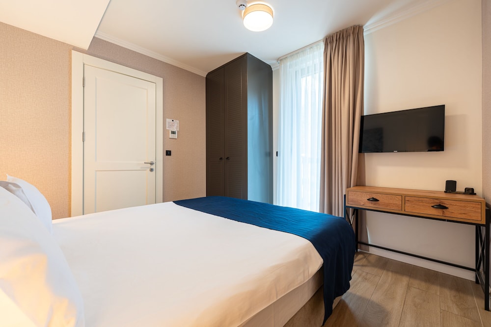 Junior Suite, 1 Queen Bed with Sofa bed, Balcony, Mountain View
