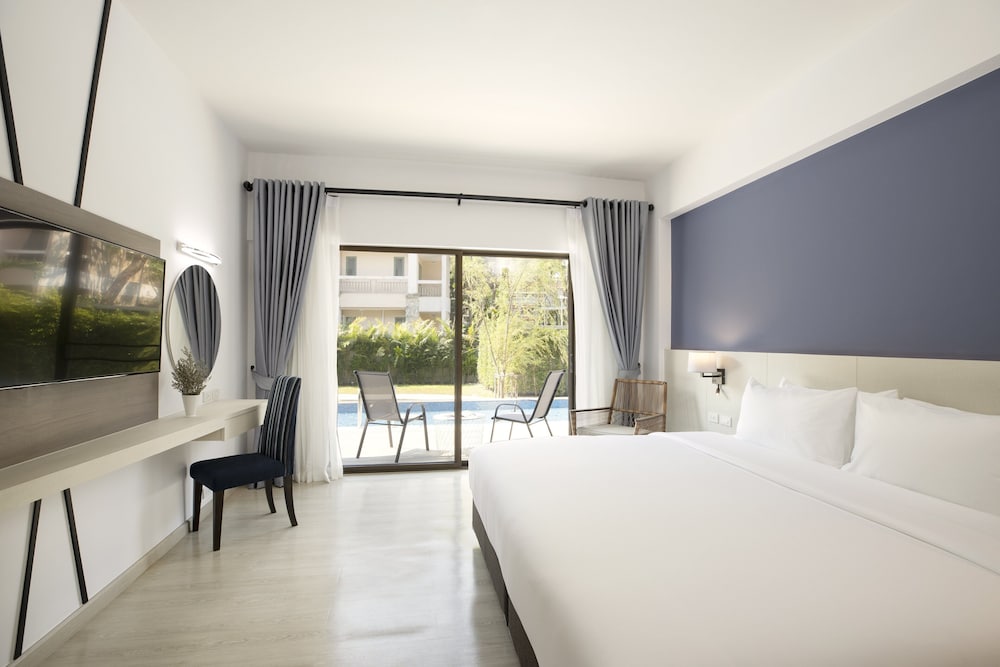Deluxe Room, 1 King Bed, Pool Access - Photo 4