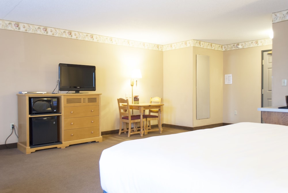 Suite, 1 King Bed with Sofa bed, Non Smoking, Jetted Tub - Photo 3