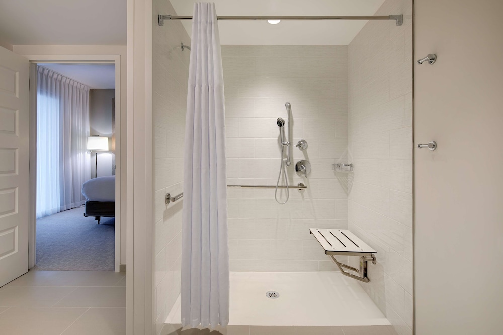 Suite, 2 Queen Beds, Accessible, Balcony (Roll-In Shower) - Photo 9