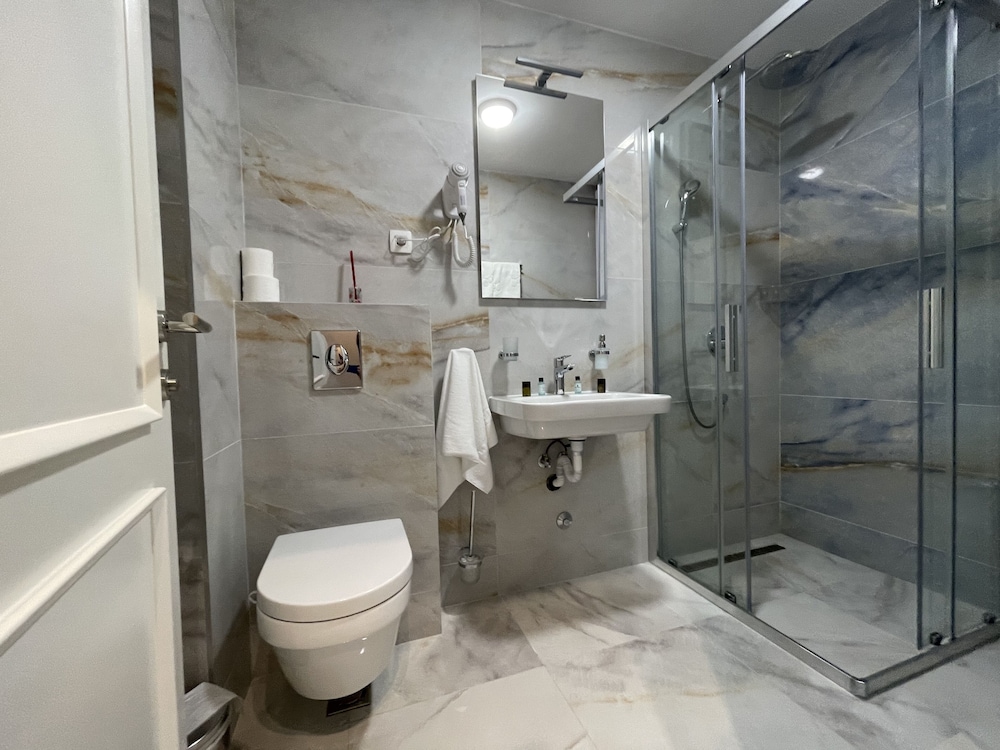 Standard Double or Twin Room - Photo 14