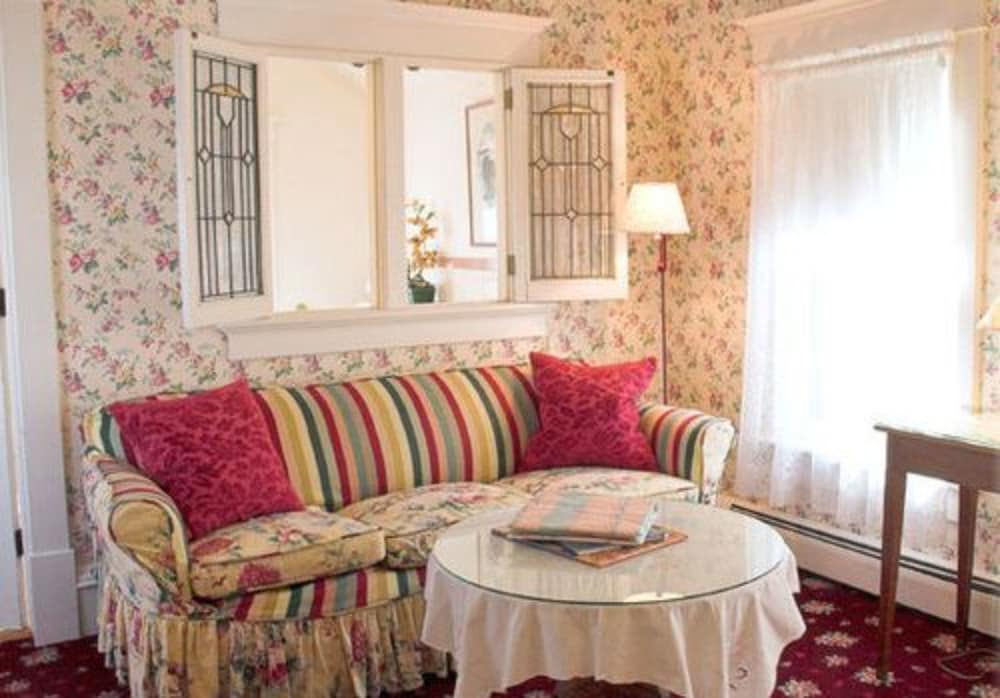 Romantic Suite, 1 Queen Bed, Jetted Tub (Suite B) photo 3