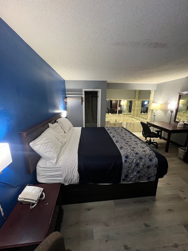 Room, 1 King Bed (with Jacuzzi) photo 1