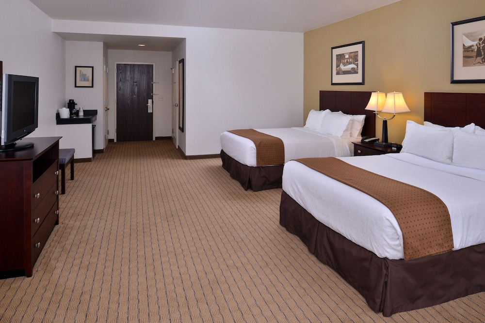 Standard Room, 2 Queen Beds (Top Floor) - Photo 2