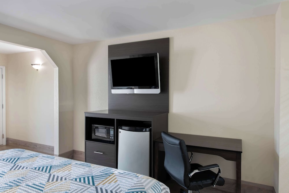 Deluxe Room, 1 King Bed, Non Smoking, Refrigerator & Microwave (Accessible)