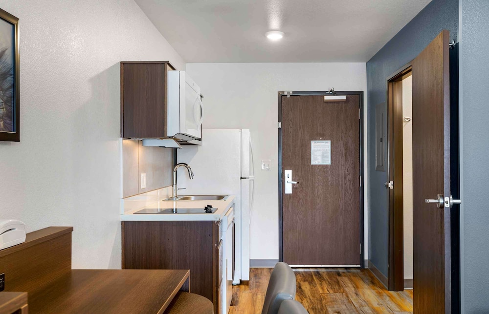 Deluxe Studio, Non Smoking, Refrigerator & Microwave photo 2