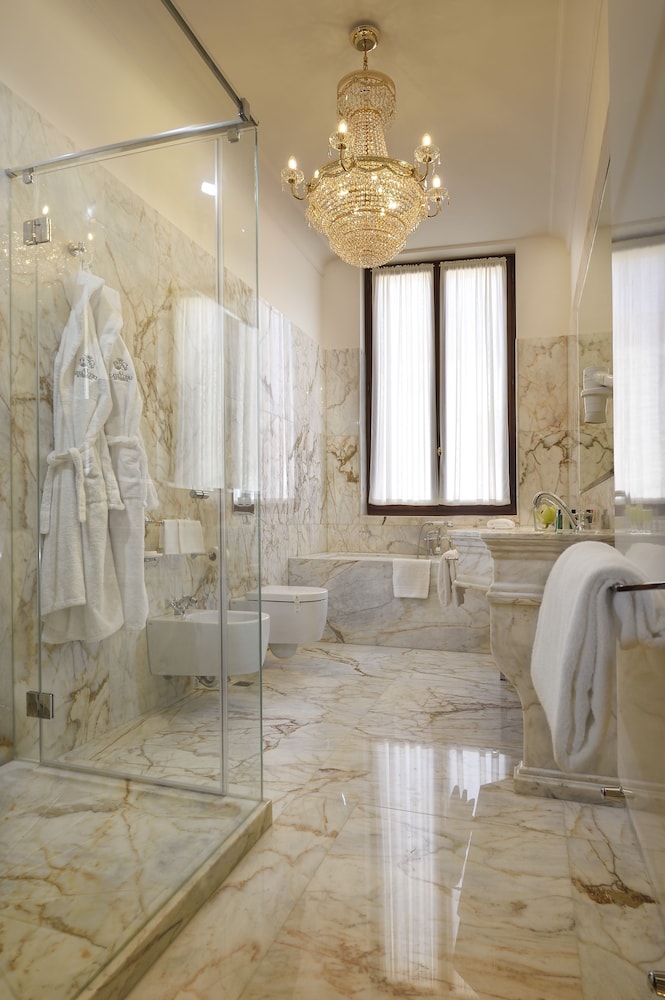 Premier Suite - Photo 7