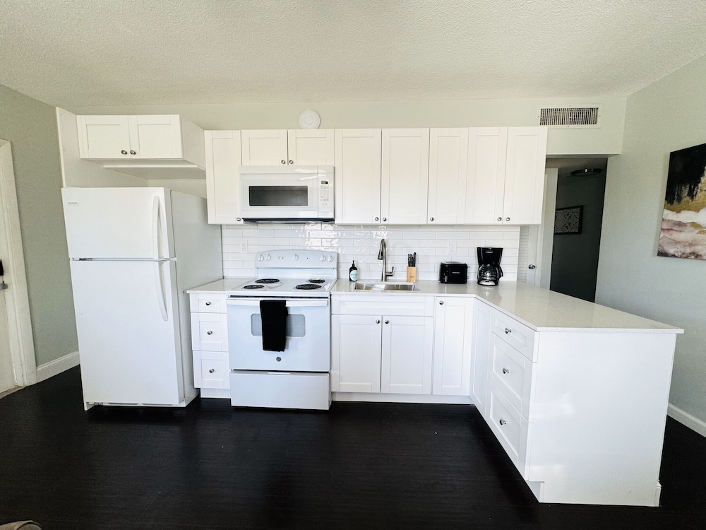 Superior 3-BR 2-Bath Family Suite w/ Kitchen, photo 6