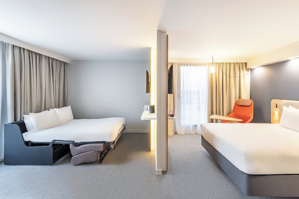 Suite, 1 Queen Bed, Balcony (Free Breakfast)