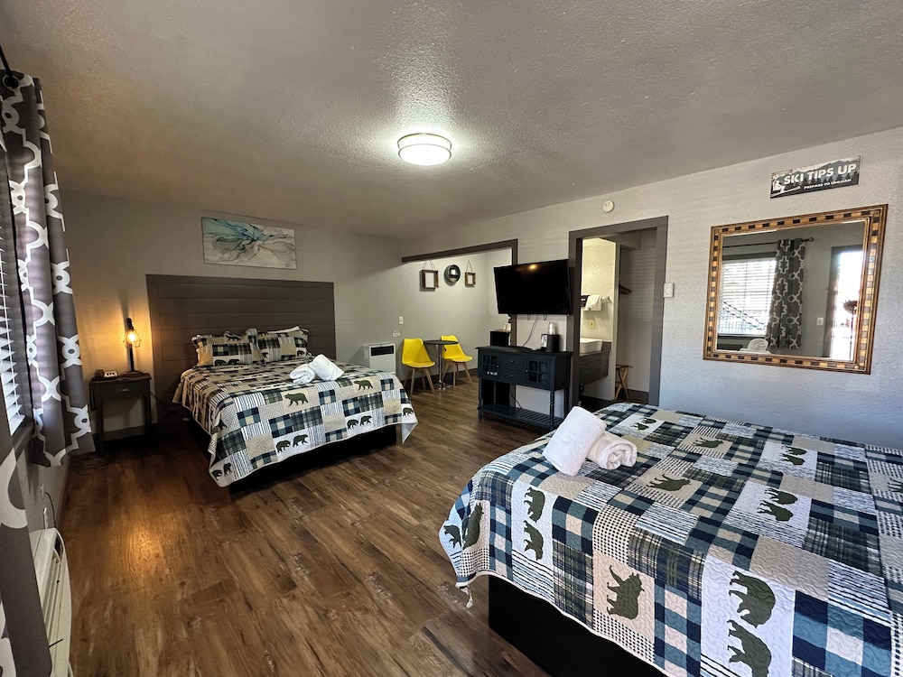 Standard Single Room, 2 Queen Beds