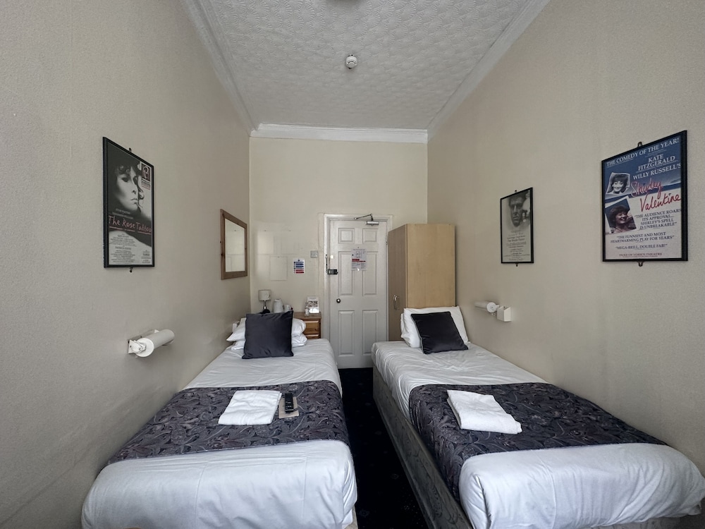 Basic Twin Room, Shared Bathroom