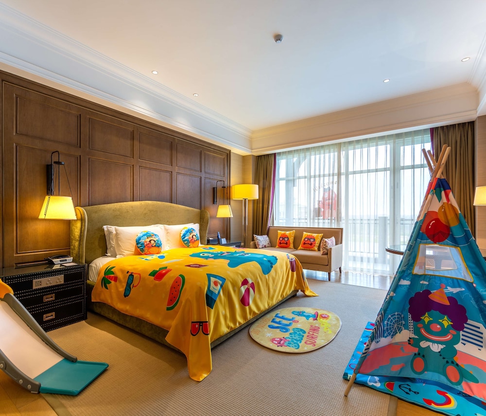 Family Room, 1 King Bed photo 1