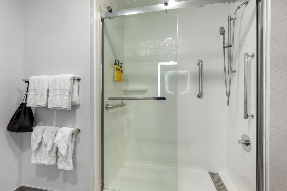 Suite, 1 King Bed, Accessible, Non Smoking (Walk-in Shower) - Photo 5