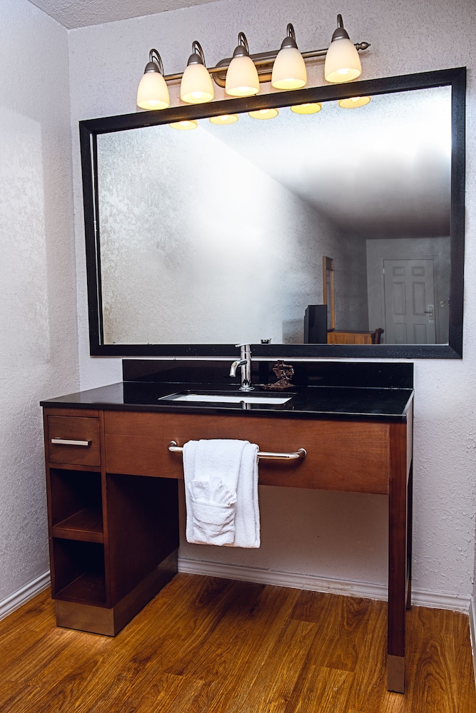 Basic Single Room, 1 King Bed with Sofa bed, Non Smoking photo 3