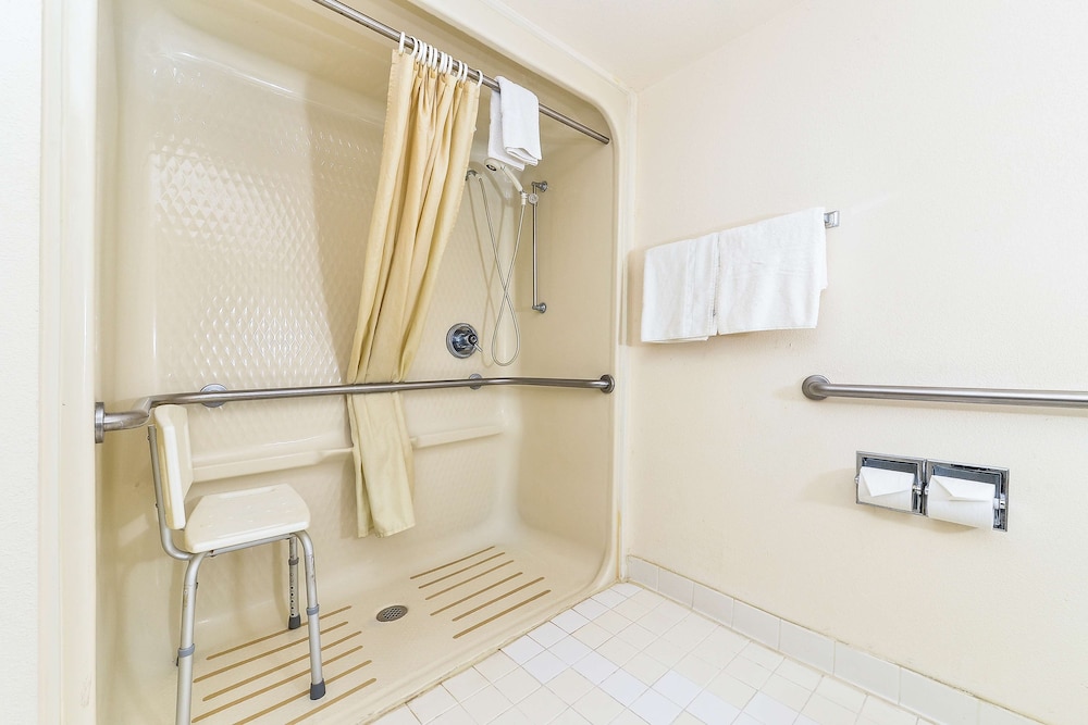 Room, 1 Double Bed, Accessible - Photo 2