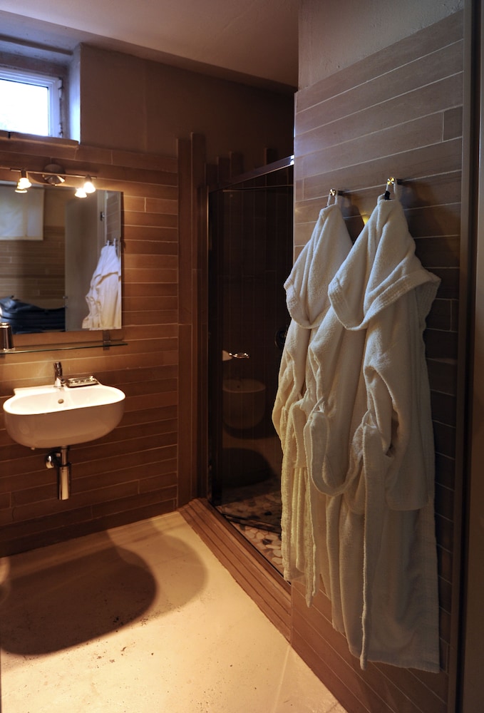 Honeymoon Suite, Mobility Accessible, Hot Tub (Sauna) photo 3