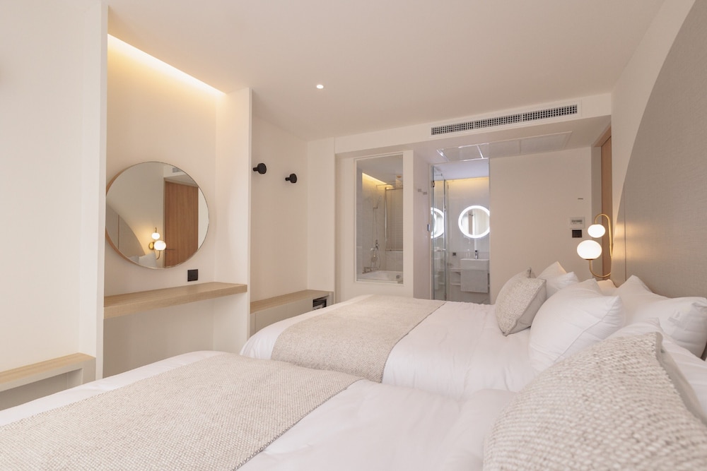 Suite 2407 photo 2