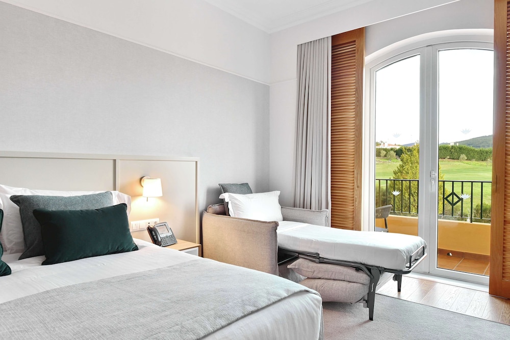 Premium Room, 1 King Bed, Golf View - Photo 4