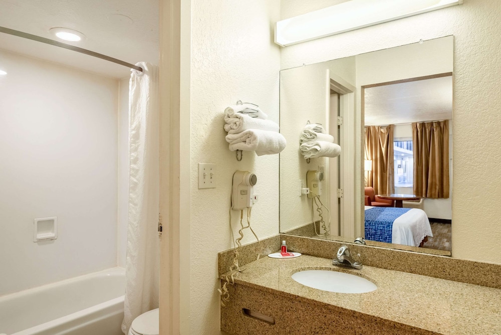 Standard Room, 2 Queen Beds, Smoking - Photo 4