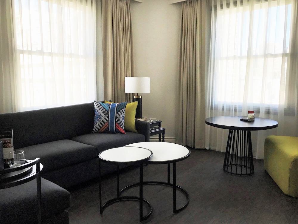 Superior Suite, 1 King Bed, City View (One Bedroom Suite) thumbnail 6