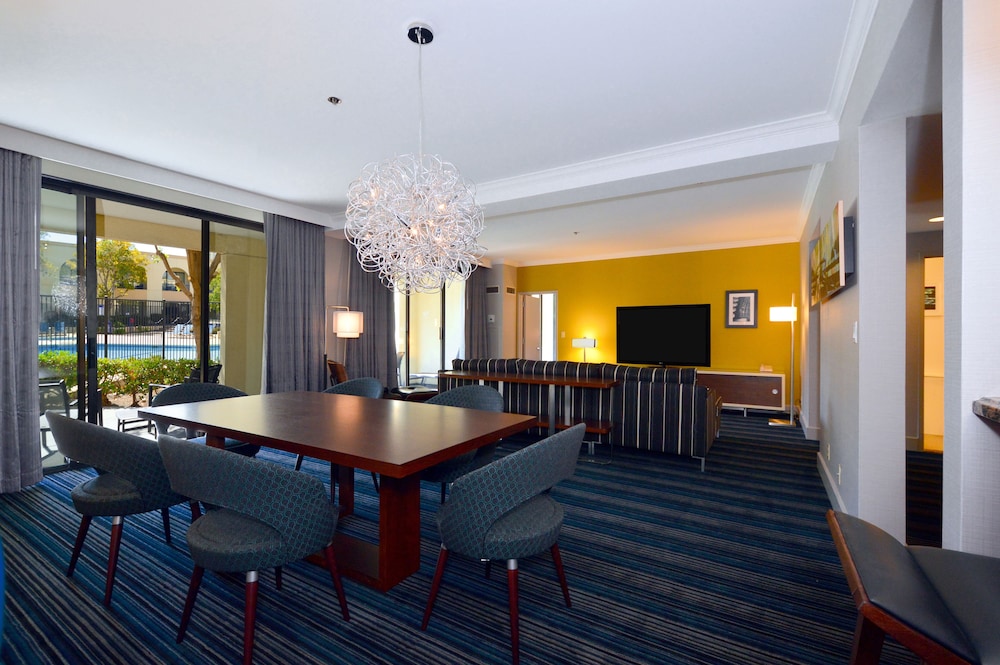 Suite, 1 King Bed, Poolside