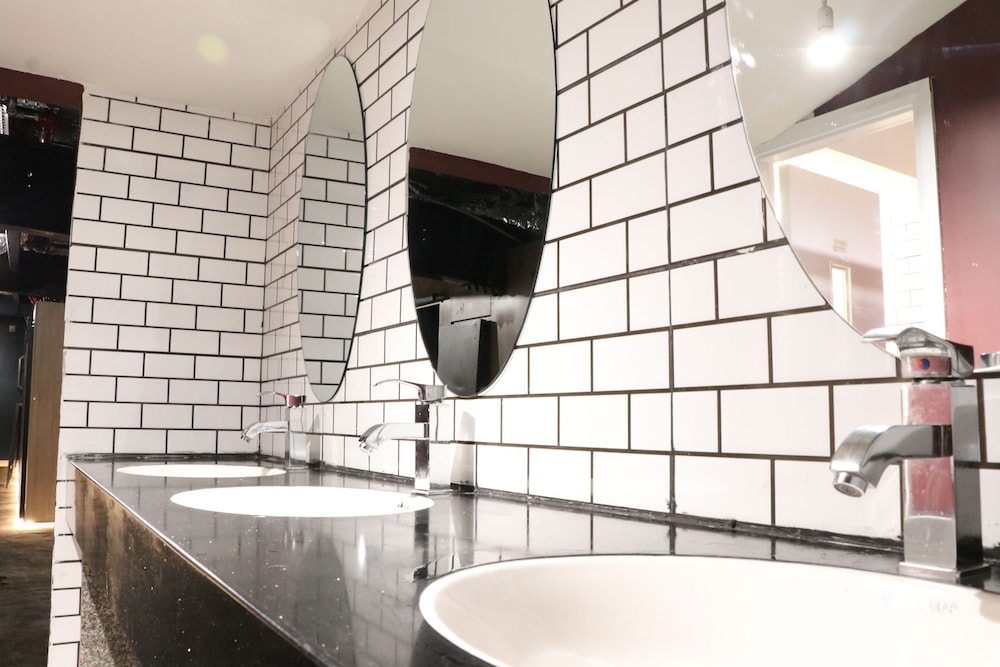 Budget Single Capsule With Shared Bathroom photo 2