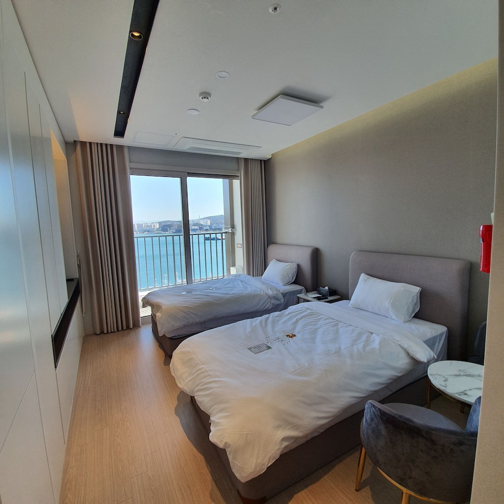 Standard Twin Room, Lake View photo 1