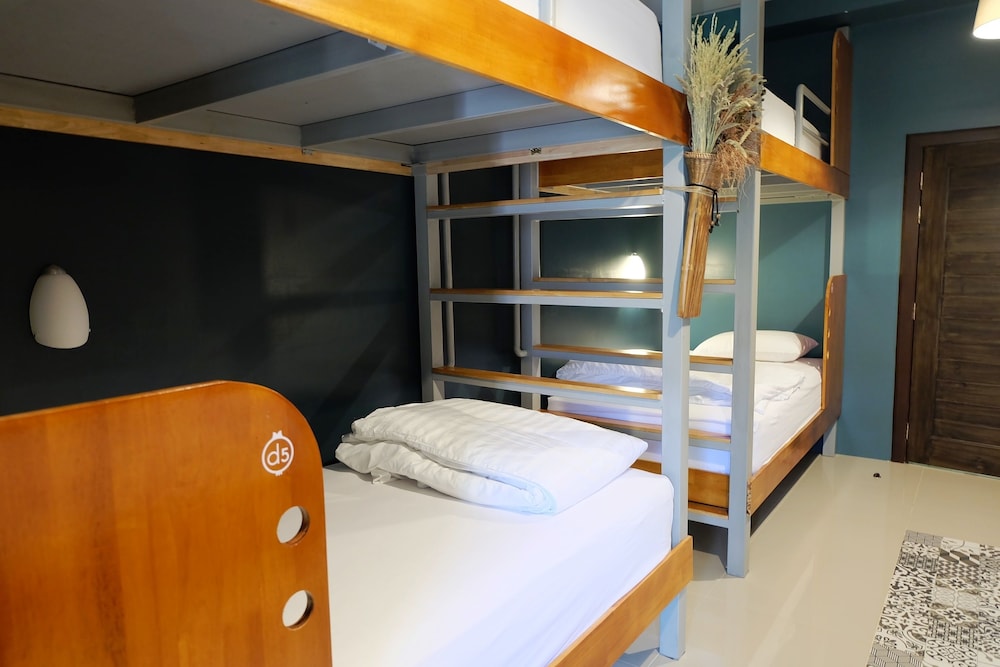 4 Bed  Mixed Dorm photo 1
