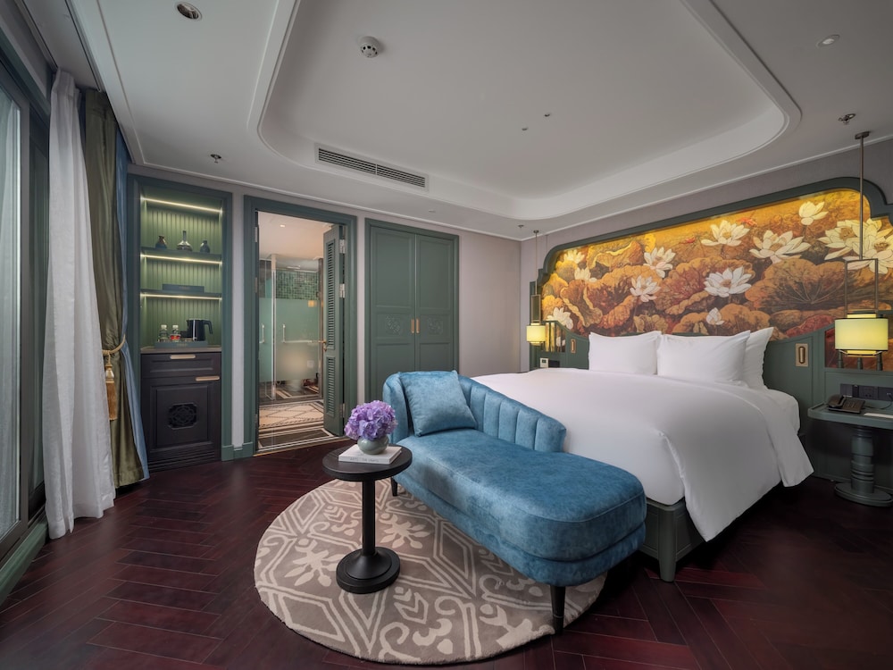 Tonkin Suite City View with Bathtub and Grand Terrace