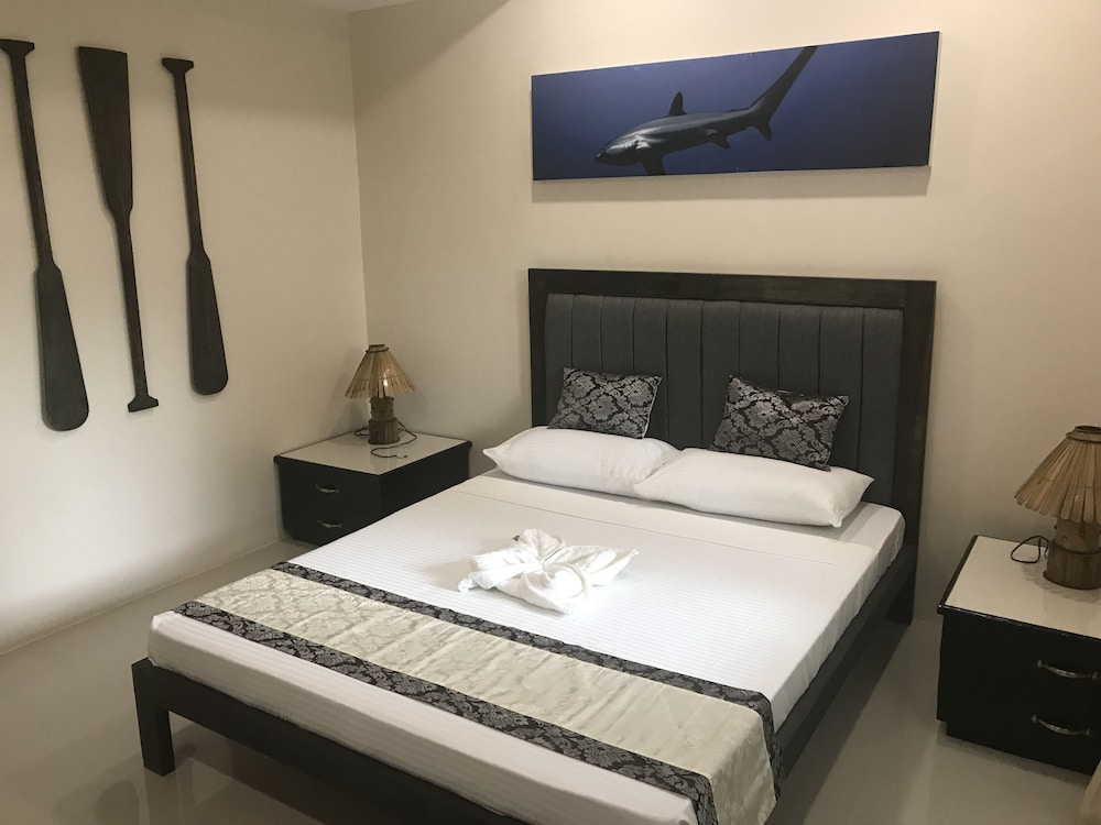 Deluxe Queen Bed Room - Photo 2