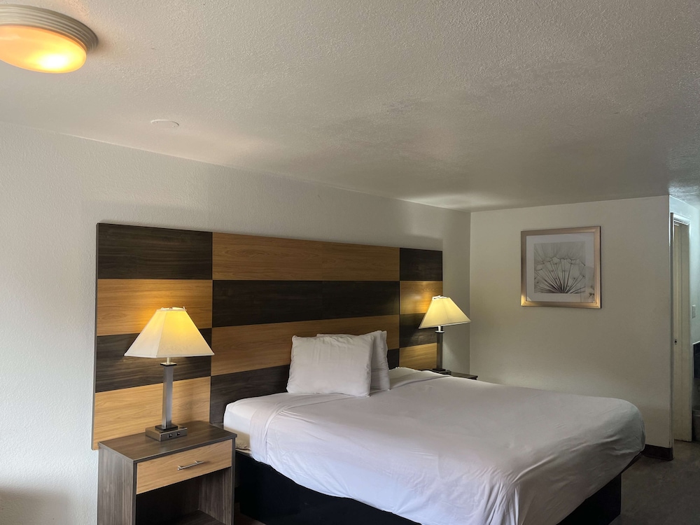 Deluxe Room, 1 Queen Bed, Accessible, Non Smoking photo 2