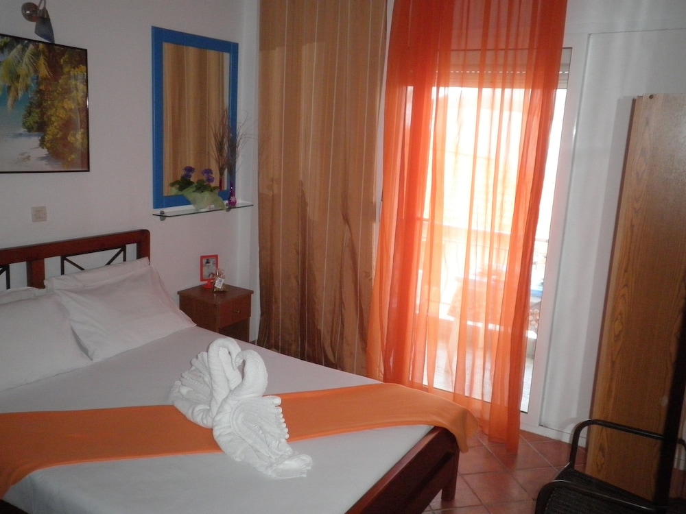 Basic Double Or Twin Room, 1 Double Bed, Smoking photo 1