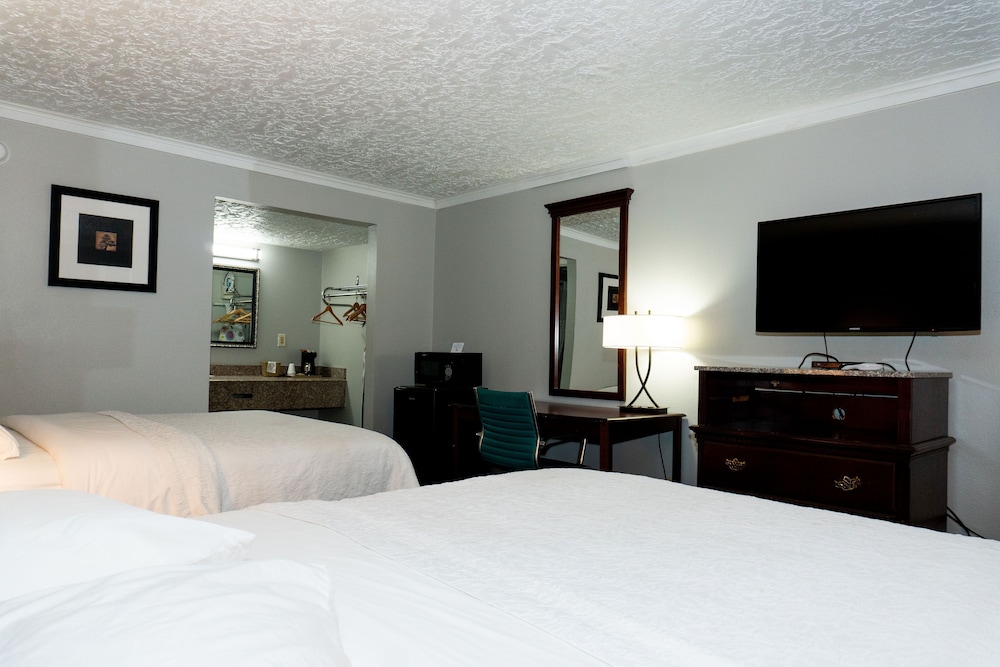 Standard Room, 2 Queen Beds, Non Smoking photo 3