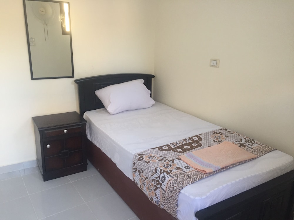 Basic Single Room, Shared Bathroom photo 1