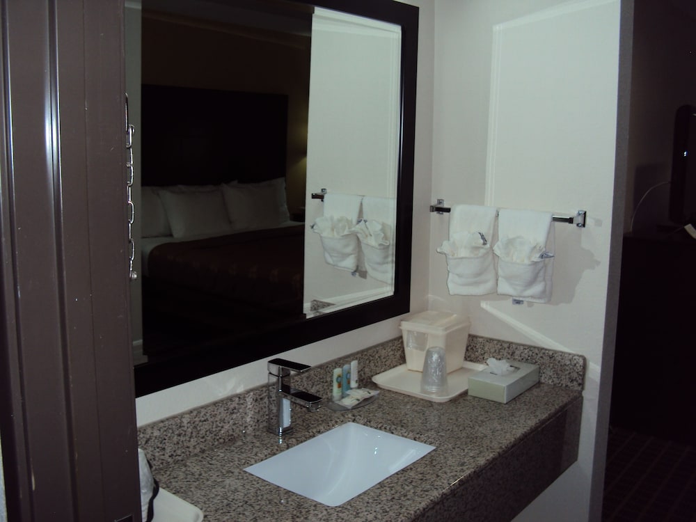 Standard Room, 2 Queen Beds, Non Smoking - Photo 8