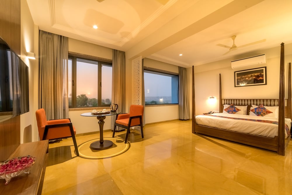 King Suite Room - Photo 9