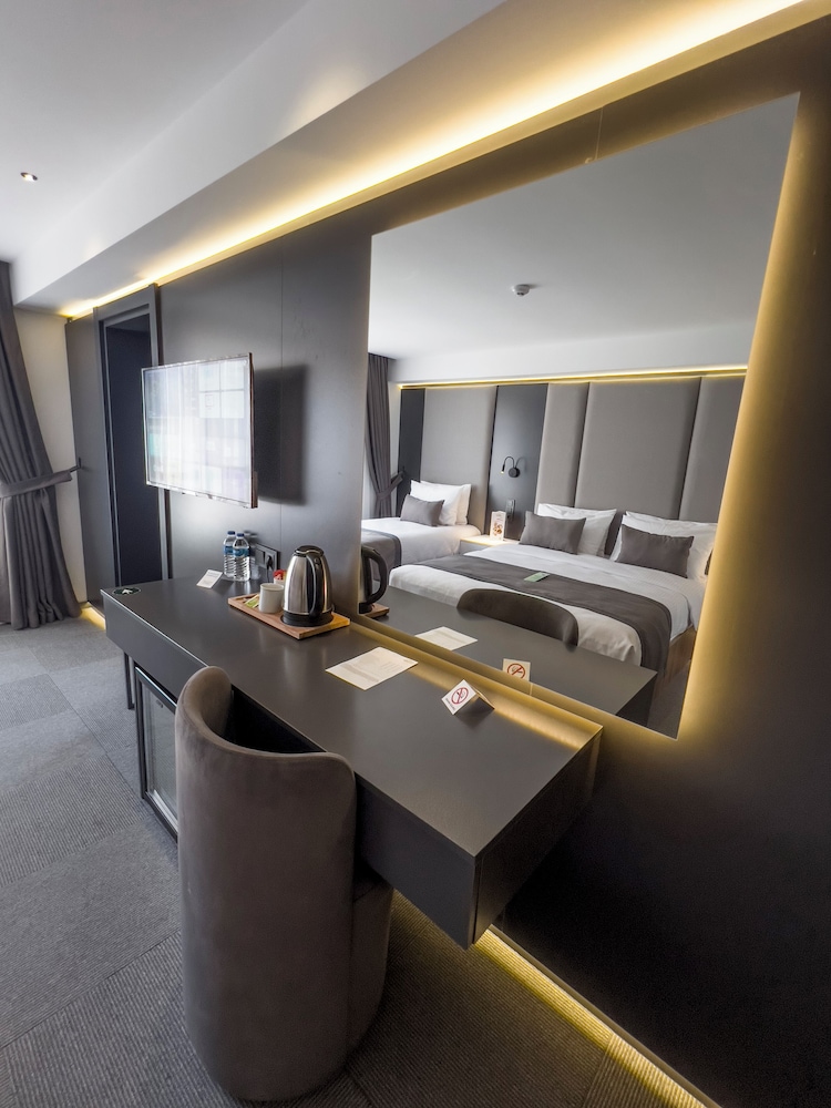 Royal Room, 2 Bedrooms, City View - Photo 12