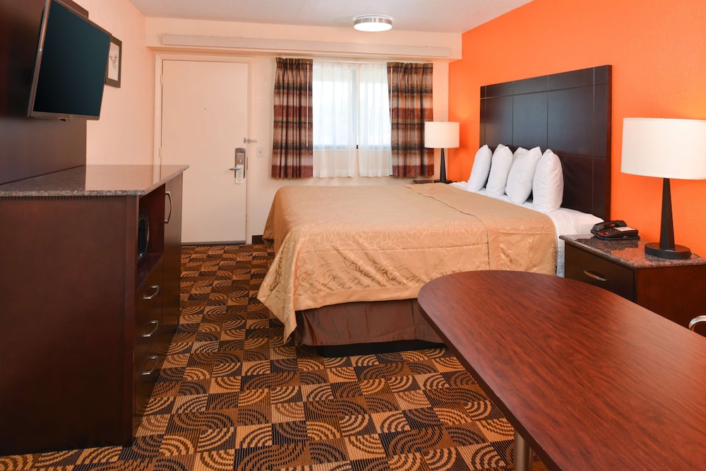 Business Room, 1 King Bed, Non Smoking - Photo 1