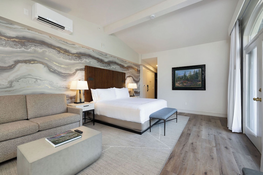 Deluxe Room, 1 King Bed, Mountain View