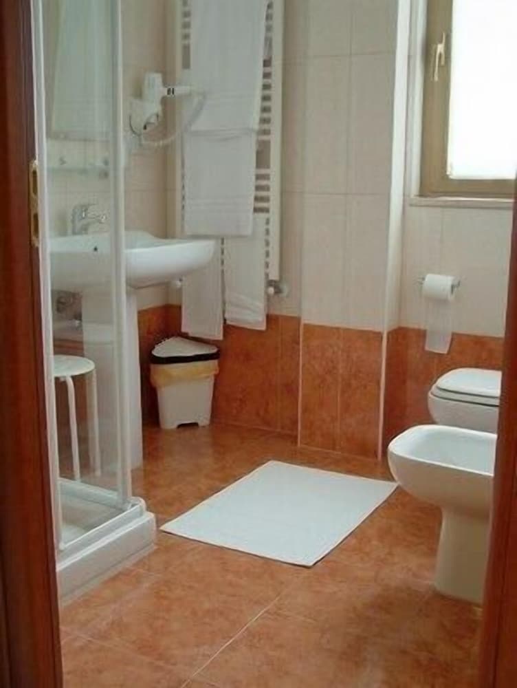 Double or Twin Room - Photo 9
