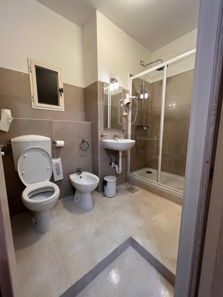 Economy Triple Room photo 3