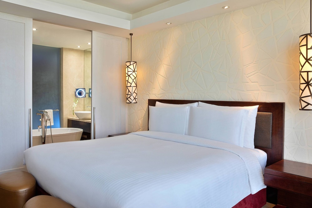 Deluxe Room, 1 King Bed, City View - Photo 1