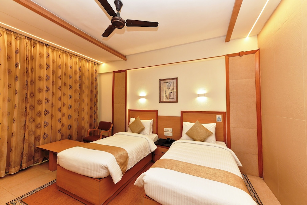 Luxury Twin Room, 1 Large Twin Bed, Non Smoking, City View photo 2