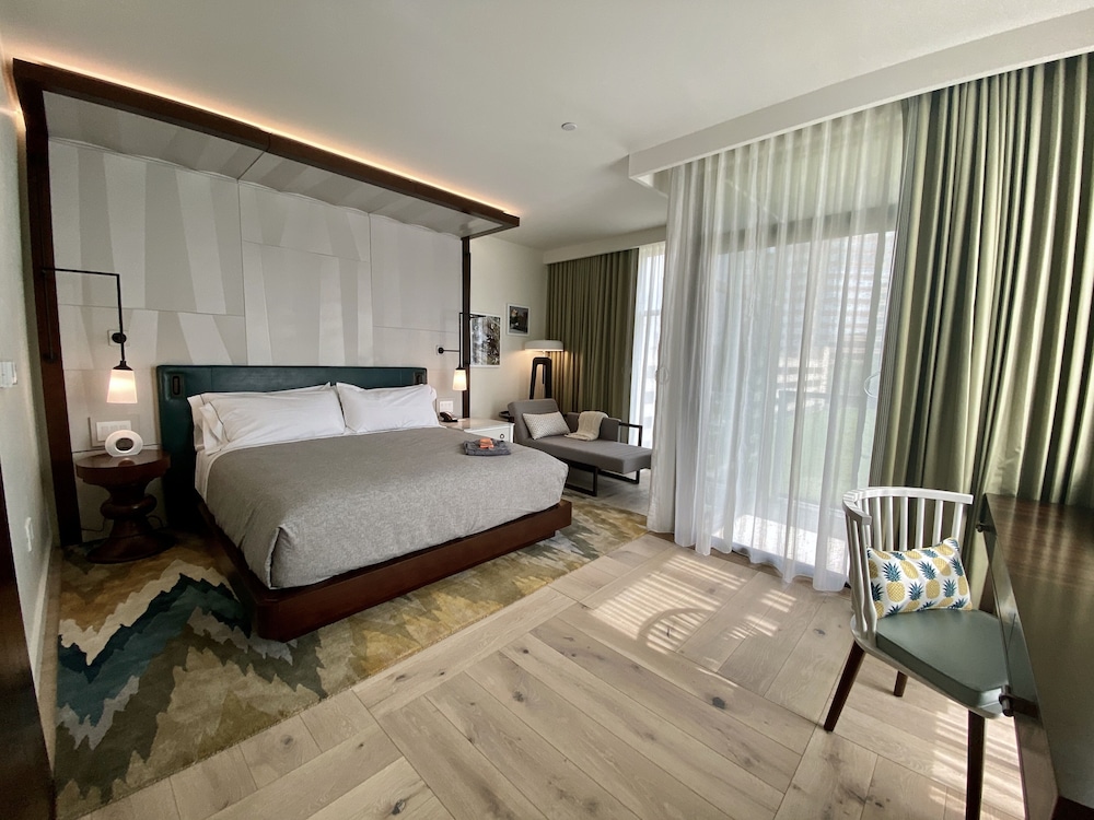 Premium Room, 1 King Bed, Balcony - Photo 2