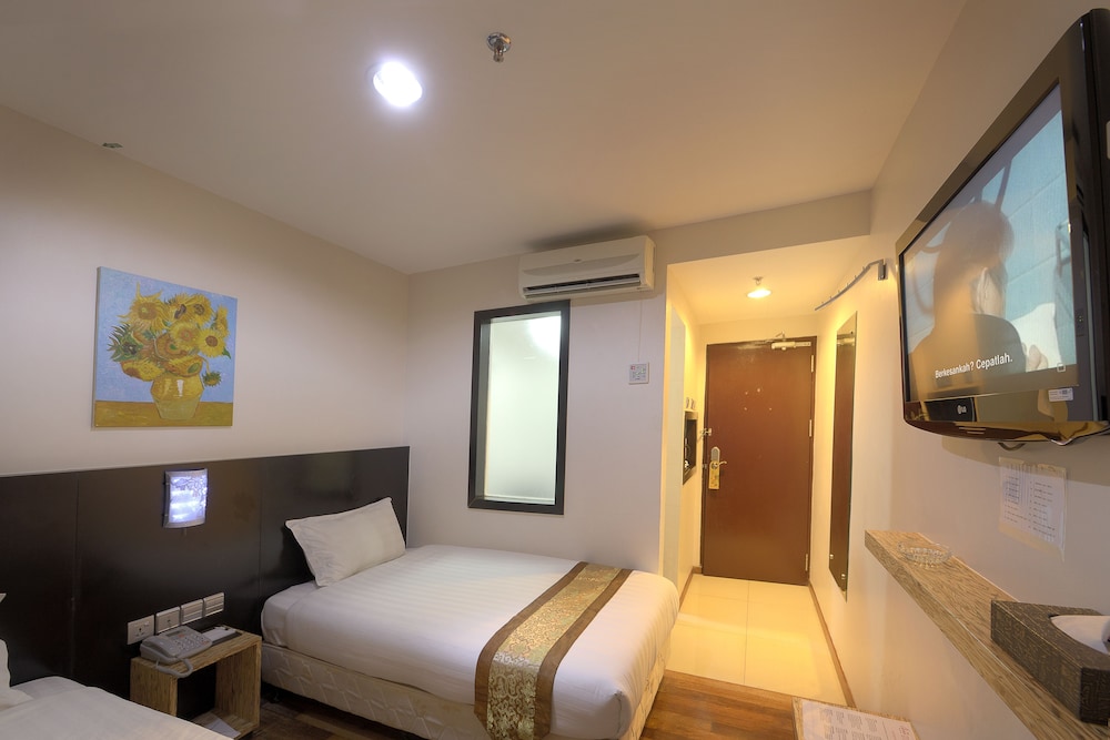 Standard Room, 2 Twin Beds, No Windows - Photo 2