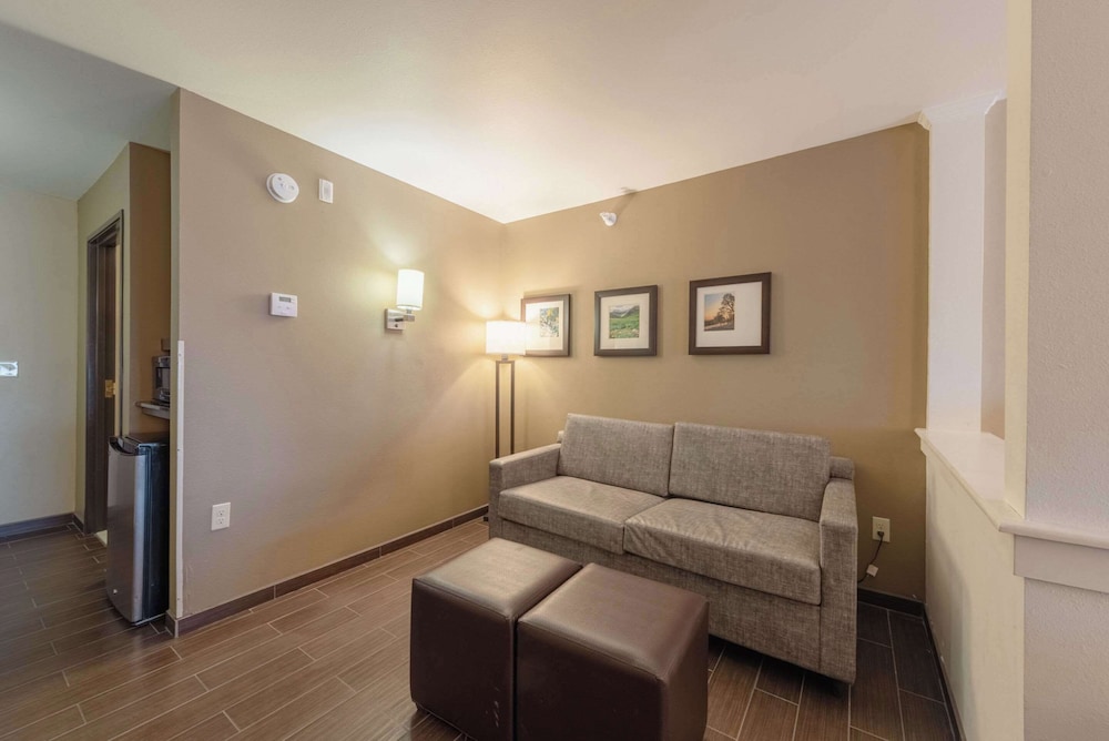 Suite, Multiple Beds, Non Smoking - Photo 9