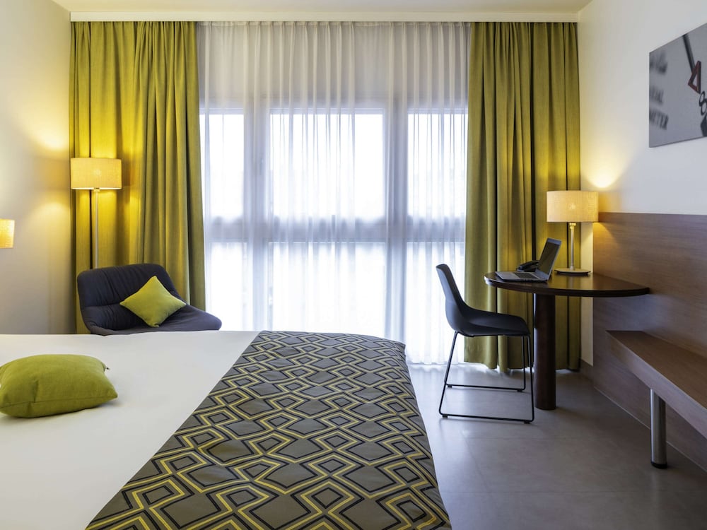 Standard Twin Room thumbnail 6