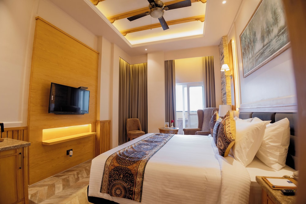 Deluxe Room, 1 King Bed, Balcony - Photo 1